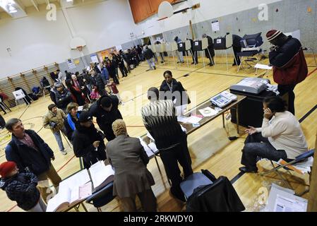 Bildnummer: 58671424 Datum: 06.11.2012 Copyright: imago/Xinhua (121106) -- CHICAGO, 6. November 2012 (Xinhua) -- Bewohner gaben ihre Stimme an der Shoesmith Elementary School in der Nähe von Präsident Barack Obamas Haus, im Süden von Chicago, Illinois, USA, am 6. November, ab. 2012. die vierjährigen Präsidentschaftswahlen in den USA begannen am Dienstag. (Xinhua/Zhang Jun)(pcy) US-CHICAGO-PRÄSIDENTSCHAFTSWAHLEN-ABSTIMMUNG PUBLICATIONxNOTxINxCHN Politik Stimmabgabe Wahlen USA Präsidentschaftswahlen Wahllokal Wahlkabine Symbolfoto xdp x0x Premiere 2012 quer 58671424 Datum 06 11 2012 Copyright Imago XINHUA Chi Stockfoto