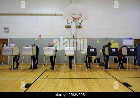 Bildnummer: 58671426  Datum: 06.11.2012  Copyright: imago/Xinhua (121106) -- CHICAGO, Nov. 6, 2012 (Xinhua) -- Residents cast their vote at the Shoesmith Elementary School near President Barack Obama s house, in southern Chicago, Illinois, the United States, Nov. 6, 2012. The quadrennial U.S. presidential elections kicked off Tuesday. (Xinhua/Zhang Jun)(pcy) U.S.-CHICAGO-PRESIDENTIAL ELECTIONS-VOTE PUBLICATIONxNOTxINxCHN Politik Stimmabgabe Wahl Wahlen USA Präsidentschaftswahlen Wahllokal Wahlkabine Symbolfoto xdp x0x premiumd 2012 quer      58671426 Date 06 11 2012 Copyright Imago XINHUA  Chi Stock Photo