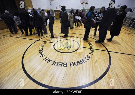 Bildnummer: 58671425  Datum: 06.11.2012  Copyright: imago/Xinhua (121106) -- CHICAGO, Nov. 6, 2012 (Xinhua) -- Residents cast their vote at the Shoesmith Elementary School near President Barack Obama s house, in southern Chicago, Illinois, the United States, Nov. 6, 2012. The quadrennial U.S. presidential elections kicked off Tuesday. (Xinhua/Zhang Jun)(pcy) U.S.-CHICAGO-PRESIDENTIAL ELECTIONS-VOTE PUBLICATIONxNOTxINxCHN Politik Stimmabgabe Wahl Wahlen USA Präsidentschaftswahlen Wahllokal Wahlkabine Symbolfoto xdp x0x premiumd 2012 quer      58671425 Date 06 11 2012 Copyright Imago XINHUA  Chi Stock Photo