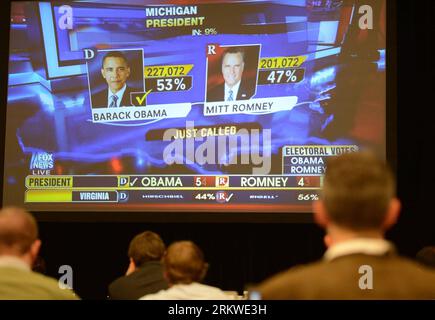 Bildnummer: 58672290  Datum: 06.11.2012  Copyright: imago/Xinhua BOSTON -- Journalists watch the live broadcast of US presidential elections at a media center of election night rally in Boston, Massachusetts Nov. 6, 2012. The incumbent Barack Obama has won re-election in the U.S. presidential race, TV networks projected on Tuesday. (Xinhua/Wang Lei) US-BOSTON-PRESIDENTIAL ELECTIONS-MEDIA PUBLICATIONxNOTxINxCHN Politik USA Wahl Präsidentschaftswahl Medien Wahlergebnis HJochrechnung x0x xub 2012 quer premiumd     58672290 Date 06 11 2012 Copyright Imago XINHUA Boston Journalists Watch The Live B Stock Photo