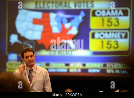 Bildnummer: 58672289  Datum: 06.11.2012  Copyright: imago/Xinhua BOSTON -- A journalist listens to his phone in front of a big screen of the live broadcast of US presidential elections at a media center of election night rally in Boston, Massachusetts Nov. 6, 2012. The incumbent Barack Obama has won re-election in the U.S. presidential race, TV networks projected on Tuesday. (Xinhua/Wang Lei) US-BOSTON-PRESIDENTIAL ELECTIONS-MEDIA PUBLICATIONxNOTxINxCHN Politik USA Wahl Präsidentschaftswahl Medien Wahlergebnis HJochrechnung x0x xub 2012 quer premiumd     58672289 Date 06 11 2012 Copyright Imag Stock Photo