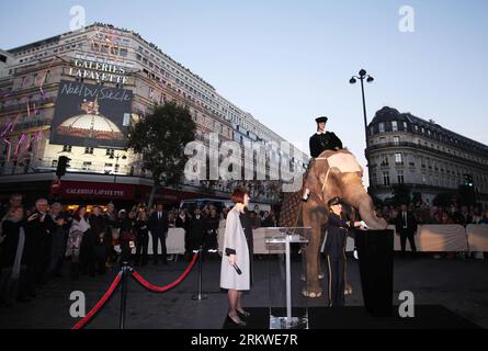 Bildnummer: 58672789 Datum: 06.11.2012 Copyright: imago/Xinhua (121106) -- PARIS, 6. November 2012 (Xinhua) -- das französische Model Loulou Robert posiert auf einem Elefanten während der Beleuchtungszeremonie des Kaufhauses Galeries Lafayette in Paris, 6. November 2012. Das Geschäft eröffnete die Beleuchtung und animierten Schaufenster als Vorbereitung auf Weihnachten und Neujahr. (Xinhua/Gao Jing) FRANCE-PARIS-GALERIES LAFAYETTE-LIGHTS-CHRISTMAS PUBLICATIONxNOTxINxCHN Gesellschaft Wirtschaft Weihnachten Deko Weihnachtsdeko x0x xdd 2012 quer 58672789 Datum 06 11 2012 Copyright Imago XINHUA Paris N Stockfoto