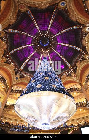 Bildnummer: 58672794 Datum: 06.11.2012 Copyright: imago/Xinhua (121106) -- PARIS, 6. November 2012 (Xinhua) -- Ein Swarovski-Weihnachtsbaum wird am 6. November 2012 im Kaufhaus Galeries Lafayette in Paris gesehen. Das Geschäft eröffnete die Beleuchtung und animierten Schaufenster als Vorbereitung auf Weihnachten und Neujahr. (Xinhua/Gao Jing) FRANCE-PARIS-GALERIES LAFAYETTE-LIGHTS-CHRISTMAS PUBLICATIONxNOTxINxCHN Gesellschaft Wirtschaft Weihnachtsbaum Weihnachten Deko Weihnachtsdeko Luxus Beleuchtung x0x xdd Uraufführung 2012 hoch 58672794 Datum 06 11 2012 Copyright Imago XINHUA Paris 6. November Stockfoto