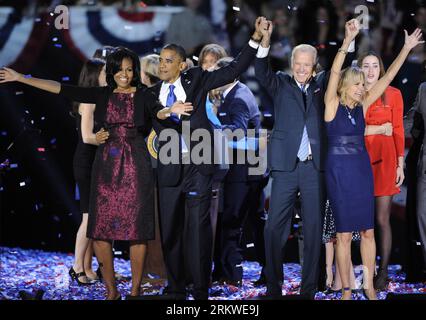 Bildnummer: 58672852  Datum: 07.11.2012  Copyright: imago/Xinhua (121107) -- CHICAGO, Nov. 7, 2012 (Xinhua) -- U.S. President Barack Obama (2nd L Front) and Vice President Joe Biden (2nd R Front) wave to the crowd next to their wives Michelle (L) and Jill (R) at election night rally in Chicago, the United States, on Nov. 7, 2012. (Xinhua/Zhang Jun) U.S.-CHICAGO-OBAMA-ELECTION NIGHT RALLY PUBLICATIONxNOTxINxCHN Politik USA Wahl Präsidentschaftswahl People Sieg Wahlsieg Jubel Freude x1x xub 2012 quer Highlight premiumd o0 privat Familie Partnerin, Frau, Ehefrau,     58672852 Date 07 11 2012 Copy Stock Photo