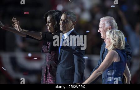 Bildnummer: 58673134  Datum: 07.11.2012  Copyright: imago/Xinhua (121107) -- CHICAGO, Nov. 7, 2012 (Xinhua) -- U.S. President Barack Obama (2nd L) and Vice President Joe Biden (3rd L) together with their wives Michelle and Jill wave to the crowd at the election night rally in Chicago, the United States, on Nov. 7, 2012.  (Xinhua/Yang Lei) (lyx) U.S.-CHICAGO-OBAMA-ELECTION NIGHT RALLY PUBLICATIONxNOTxINxCHN Politik USA Wahl Präsidentschaftswahl People Sieg Wahlsieg Jubel Familie x1x xub 2012 quer o0 privat Familie Partnerin, Frau, Ehefrau     58673134 Date 07 11 2012 Copyright Imago XINHUA  Chi Stock Photo