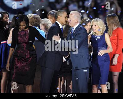 Bildnummer: 58672853 Datum: 07.11.2012 Copyright: imago/Xinhua (121107) -- CHICAGO, 7. November 2012 (Xinhua) -- US-Präsident Barack Obama (2nd L Front) schüttelt bei der Wahlnachtskundgebung in Chicago, USA, am 7. November 2012 die Hand mit Vizepräsident Joe Biden (2nd R Front) neben ihren Frauen Michelle (L) und Jill (R). (Xinhua/Zhang Jun) U.S.-CHICAGO-OBAMA-WAHLNACHT RALLYE PUBLICATIONxNOTxINxCHN Politik USA Wahl Präsidentschaftswahl People Sieg Wahlsieg Jubel Freude x1x xub 2012 quer premiumd o0 privat Familie Partnerin, Frau, Ehefrau, 58672853 Datum 07 11 2012 Copyright Imago XI Stockfoto