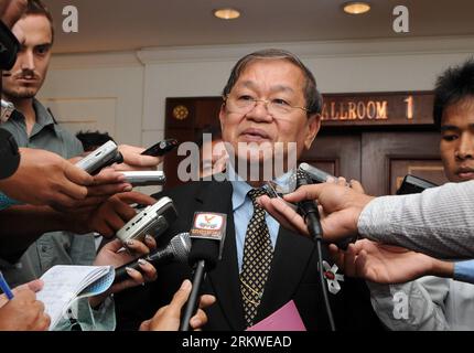 Bildnummer: 58672809 Datum: 07.11.2012 Copyright: imago/Xinhua (121107) -- PHNOM PENH, 7. November 2012 (Xinhua) -- Kambodschanischer Regierungssprecher und Informationsminister Khieu Kanharith (C) spricht, nachdem sich mehr als 1600 Reporter für den 21. ASEAN-Gipfel und die damit verbundenen Gipfel in Phnom Penh, Kambodscha, 7. November 2012 registriert haben. Kambodscha wird vom 15. Bis 20. November den 21. ASEAN-Gipfel und damit zusammenhängende Gipfeltreffen im Friedenspalast in Phnom Penh, der Hauptstadt Kambodschas, ausrichten. (Xinhua/Sovannara) KAMBODSCHA-PHNOM PENH-ASEAN PUBLICATIONxNOTxINxCHN People Politik x0x xdd Premiere 2012 quer 58672809 Datum 0 Stockfoto