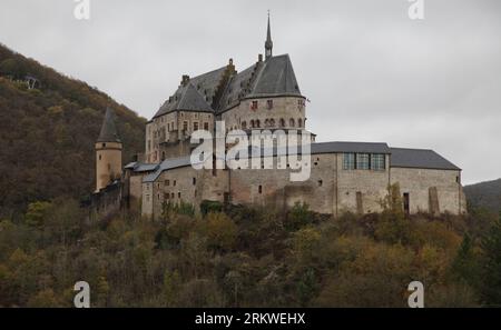 Bildnummer: 58674555  Datum: 07.11.2012  Copyright: imago/Xinhua (121107) -- LUXEMBOURG, Nov. 7, 2012 (Xinhua) -- Photo taken on Nov. 4, 2012 shows Vianden Castle, Luxembourg. Vianden Castle was built between the 11th and 14th century on the foundations of a Roman castle and a Carolingian refuge. It is one of the largest and most beautiful feudal residences during the Romanesque and Gothic periods in Europe. (Xinhua/Yan Ting)(zjl) LUXEMBOURG-VIANDEN CASTLE PUBLICATIONxNOTxINxCHN Reisen Schloss xbs x0x 2012 quer      58674555 Date 07 11 2012 Copyright Imago XINHUA  Luxembourg Nov 7 2012 XINHUA Stock Photo