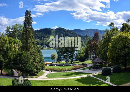 Die farbenfrohe Bled-Stadt und der See an einem Sommertag - Slowenien Stockfoto