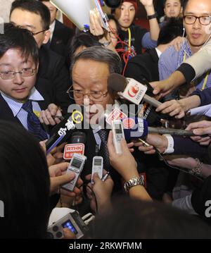 Bildnummer: 58683005  Datum: 09.11.2012  Copyright: imago/Xinhua (121109) -- BEIJING, Nov. 9, 2012 (Xinhua) -- Journalists gather around Wang Guangya, a member of the delegation of central government organs to the 18th National Congress of the Communist Party of China (CPC), who is also director of the Hong Kong and Macao Affairs Office of the State Council, during the break of a panel discussion in Beijing, capital of China, Nov. 9, 2012. Some of the delegations to the 18th CPC National Congress opened their panel discussions to media on Friday. (Xinhua/Rao Aimin) (hdt) (CPC CONGRESS) CHINA-B Stock Photo