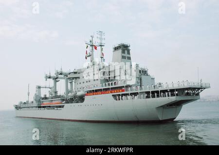 Bildnummer: 58683774  Datum: 09.11.2012  Copyright: imago/Xinhua (121109) -- ZHANJIANG, Nov. 9, 2012 (Xinhua) -- Chinese Navy supply ship Qinghaihu sets sail for convoy mission in the Gulf of Aden and Somali waters from Zhanjiang, south China s Guangdong Province, Nov. 9, 2012. The 13th convoy fleet sent by the People s Liberation Army Navy to the Gulf of Aden and Somali waters departed from a port in Zhanjiang on Friday. Within the fleet are the frigates Huangshan and Hengyang, the supply ship Qinghaihu, two helicopters and an 800-member troop. (Xinhua) (lmm) CHINA-GUANGDONG-CONVOY MISSION-GU Stock Photo