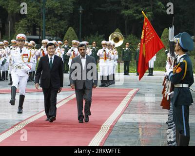 Bildnummer: 58683765 Datum: 09.11.2012 Copyright: imago/Xinhua (121109) -- HANOI, 9. November 2012 (Xinhua) -- der vietnamesische Präsident Truong Tan Sang (L) und der iranische Präsident Mahmoud Ahmadinedschad, der die Ehrenwachen im Präsidentenpalast in Hanoi, Vietnam, am 9. November 2012, befragt. Ahmadinedschad kam hier am Freitag an und begann einen zweitägigen Besuch in Vietnam. (Xinhua/Ho Nhu Y)(srb) VIETNAM-HANOI-IRAN PRÄSIDENT-BESUCH PUBLICATIONxNOTxINxCHN People Politik Premiumd x0x xmb 2012 quer 58683765 Datum 09 11 2012 Copyright Imago XINHUA Hanoi 9. November 2012 XINHUA vietnamesischer Präsident Truong TAN sang l Stockfoto