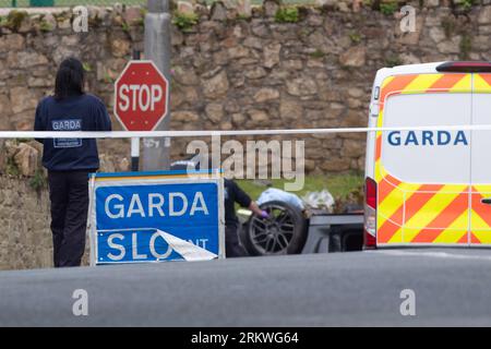 Forensische Kollisionsforscher untersuchen den Unfallort, bei dem vier junge Menschen in Clonmel, Co. Tipperary, ums Leben kamen. Der Fahrer des Fahrzeugs, ein Mann im Alter von Anfang 20 Jahren und drei Teenager wurden bei dem Vorfall in Clonmel am Freitagabend tödlich verletzt, bestätigte Gardai. Bilddatum: Samstag, 26. August 2023. Stockfoto