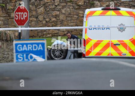 Forensische Kollisionsforscher untersuchen den Unfallort, bei dem vier junge Menschen in Clonmel, Co. Tipperary, ums Leben kamen. Der Fahrer des Fahrzeugs, ein Mann im Alter von Anfang 20 Jahren und drei Teenager wurden bei dem Vorfall in Clonmel am Freitagabend tödlich verletzt, bestätigte Gardai. Bilddatum: Samstag, 26. August 2023. Stockfoto