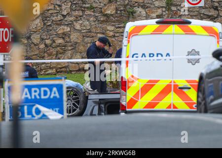 Forensische Kollisionsforscher untersuchen den Unfallort, bei dem vier junge Menschen in Clonmel, Co. Tipperary, ums Leben kamen. Der Fahrer des Fahrzeugs, ein Mann im Alter von Anfang 20 Jahren und drei Teenager wurden bei dem Vorfall in Clonmel am Freitagabend tödlich verletzt, bestätigte Gardai. Bilddatum: Samstag, 26. August 2023. Stockfoto