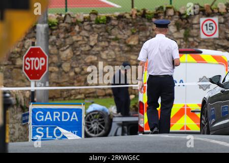 Forensische Kollisionsforscher untersuchen den Unfallort, bei dem vier junge Menschen in Clonmel, Co. Tipperary, ums Leben kamen. Der Fahrer des Fahrzeugs, ein Mann im Alter von Anfang 20 Jahren und drei Teenager wurden bei dem Vorfall in Clonmel am Freitagabend tödlich verletzt, bestätigte Gardai. Bilddatum: Samstag, 26. August 2023. Stockfoto