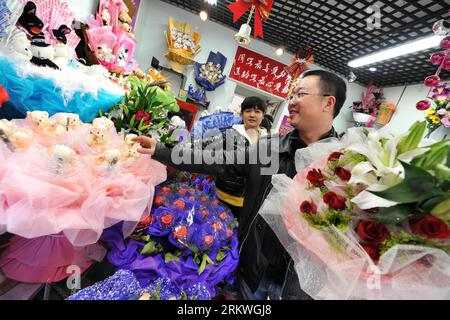 Bildnummer: 58688425  Datum: 11.11.2012  Copyright: imago/Xinhua (121111) -- YINCHUAN, Nov. 11, 2012 (Xinhua) -- A man selects flowers at a flower store in Yinchuan, capital of northwest China s Ningxia Hui Autonomous Region, Nov. 11, 2012. As the Chinese grassroots self-proclaimed Singles Day, which falls on November 11, gains popularity, the country s merchants have grasped the chance to make money. (Xinhua/Peng Zhaozhi) (wjq) CHINA-NINGXIA-YINCHUAN- SINGLES DAY -SALES PROMOTION(CN) PUBLICATIONxNOTxINxCHN Wirtschaft Einzelhandel Blumen Pflanzen Blumenladen GEschäft Florist x0x xmb 2012 quer Stock Photo