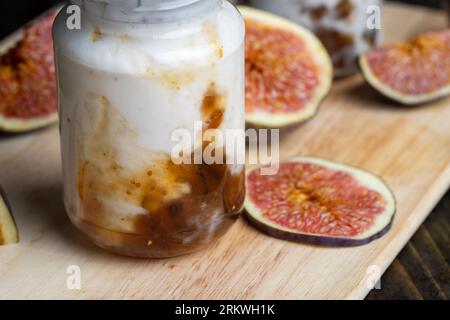 Joghurt aus frischer Milch mit süßer Marmelade aus Feigen mit Obststücken, köstlicher Joghurt mit dem Geschmack von Feigen Stockfoto