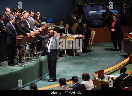 Bildnummer: 58694349  Datum: 12.11.2012  Copyright: imago/Xinhua (121112) -- NEW YORK, Nov. 12, 2012 (Xinhua) -- A representative casts his ballot during the election for members of the United Nations Human Rights Council in New York, Nov. 12, 2012. Overcoming odds, the United States on Monday was elected by the UN General Assembly to three years on the Human Rights Council, along with Venezuela, Pakistan and 15 other countries. (Xinhua/Shen Hong) UN-NEW YORK-HUMAN RIGHTS COUNCIL-NEW MEMBERS PUBLICATIONxNOTxINxCHN Politik UN Wahl Menschenrechte Menschenrechtskommission x0x xdd premiumd 2012 qu Stock Photo