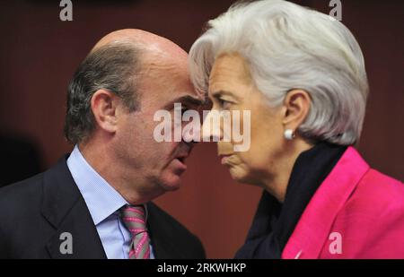 Bildnummer: 58694330  Datum: 12.11.2012  Copyright: imago/Xinhua (121112) -- BRUSSELS, Nov. 12, 2012 (Xinhua) -- International Monetary Fund Managing Director Christine Lagarde (R) and Spainish Economy Minister Luis de Guindos talk prior to an Eurozone meeting at EU headquarters in Brussels, capital of Belgium, Nov. 12, 2012. Euro zone finance ministers met here on Monday to discuss the debt situation in Greece. (Xinhua/Ye Pingfan) BELGIUM-EU-FINANCE-PUBLIC DEBT-EUROZONE PUBLICATIONxNOTxINxCHN People Politik Wirtschaft x0x xdd premiumd 2012 quer      58694330 Date 12 11 2012 Copyright Imago XI Stock Photo