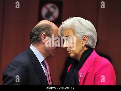 Bildnummer: 58694334  Datum: 12.11.2012  Copyright: imago/Xinhua (121112) -- BRUSSELS, Nov. 12, 2012 (Xinhua) -- International Monetary Fund Managing Director Christine Lagarde (R) and Spainish Economy Minister Luis de Guindos talk prior to an Eurozone meeting at EU headquarters in Brussels, capital of Belgium, Nov. 12, 2012. Euro zone finance ministers met here on Monday to discuss the debt situation in Greece. (Xinhua/Ye Pingfan) BELGIUM-EU-FINANCE-PUBLIC DEBT-EUROZONE PUBLICATIONxNOTxINxCHN People Politik Wirtschaft x0x xdd premiumd 2012 quer      58694334 Date 12 11 2012 Copyright Imago XI Stock Photo