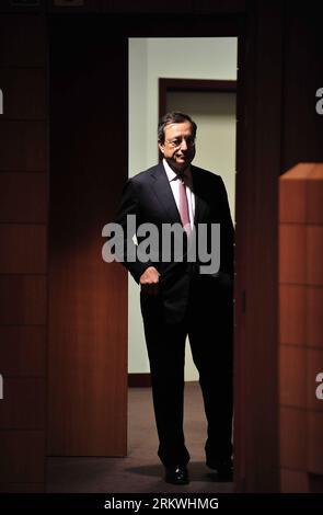 Bildnummer: 58694331  Datum: 12.11.2012  Copyright: imago/Xinhua (121112) -- BRUSSELS, Nov. 12, 2012 (Xinhua) -- European Central Bank (ECB) president Mario Draghi stands behind the entrance of an Eurozone meeting hall at EU headquarters in Brussels, capital of Belgium, Nov. 12, 2012. Euro zone finance ministers met here on Monday to discuss the debt situation in Greece. (Xinhua/Ye Pingfan) BELGIUM-EU-FINANCE-PUBLIC DEBT-EUROZONE PUBLICATIONxNOTxINxCHN People Politik Wirtschaft x0x xdd premiumd 2012 hoch      58694331 Date 12 11 2012 Copyright Imago XINHUA  Brussels Nov 12 2012 XINHUA European Stock Photo