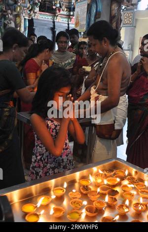 Bildnummer: 58696215  Datum: 13.11.2012  Copyright: imago/Xinhua (121113) -- COLOMBO, Nov. 13, 2012 (Xinhua) -- A Sri Lankan Tamil Hindu devotee offers prayers during Diwali festival at a Hindu temple in Colombo, Sri Lanka, Nov. 13, 2012. light lamps and offer prayers to the goddess of wealth Lakshmi in the Hindu festival of Diwali, the festival of lights, which falls on Nov. 13 this year. (Xinhua/Pushpika Karunaratne)(rh) SRI LANKA-COLOMBO-FESTIVAL PUBLICATIONxNOTxINxCHN Gesellschaft Religion Feiertag Hinduismus des Lichts Licht x0x xdd premiumd 2012 hoch      58696215 Date 13 11 2012 Copyrig Stock Photo