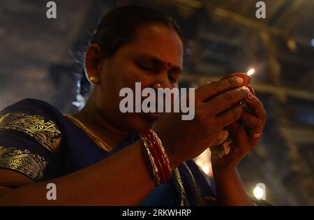 Bildnummer: 58696217  Datum: 13.11.2012  Copyright: imago/Xinhua (121113) -- COLOMBO, Nov. 13, 2012 (Xinhua) -- A Sri Lankan Tamil Hindu devotee offers prayers during Diwali festival at a Hindu temple in Colombo, Sri Lanka, Nov. 13, 2012. light lamps and offer prayers to the goddess of wealth Lakshmi in the Hindu festival of Diwali, the festival of lights, which falls on Nov. 13 this year. (Xinhua/Pushpika Karunaratne)(rh) SRI LANKA-COLOMBO-FESTIVAL PUBLICATIONxNOTxINxCHN Gesellschaft Religion Feiertag Hinduismus des Lichts Licht x0x xdd premiumd 2012 quer      58696217 Date 13 11 2012 Copyrig Stock Photo