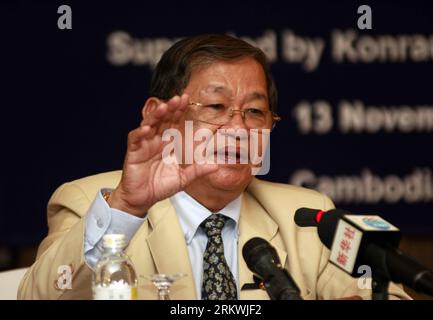 Bildnummer: 58697258  Datum: 13.11.2012  Copyright: imago/Xinhua (121113) -- PHNOM PENH, Nov. 13, 2012 (Xinhua) -- Cambodia s government spokesman and Information Minister Khieu Kanharith speaks to the reporters in Phnom Penh, Cambodia, Nov. 13, 2012. Cambodia is ready to host the 21st ASEAN Summit and related Summits later this week, government spokesman and Information Minister Khieu Kanharith said on Tuesday. (Xinhua/Sovannara) (bxq) CAMBODIA-PHNOM PENH-ASEAN PUBLICATIONxNOTxINxCHN people Politik premiumd x0x xmb 2012 quer      58697258 Date 13 11 2012 Copyright Imago XINHUA  Phnom Penh Nov Stock Photo