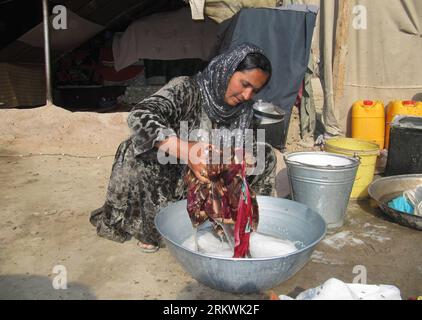 Bildnummer: 58699912  Datum: 14.11.2012  Copyright: imago/Xinhua (121114) -- NANGARHAR, Nov. 14, 2012 (Xinhua) -- An Afghan woman washes clothes near her tent at a refugee camp in Nangarhar, eastern province of Afghanistan on November 14, 2012. (Xinhua/Tahir Safi)(yc) AFGHANISTAN-NANGARHAR-REFUGEE PUBLICATIONxNOTxINxCHN Gesellschaft Flüchtlingslager Flüchtlinge xas x0x 2012 quer premiumd      58699912 Date 14 11 2012 Copyright Imago XINHUA  Nangarhar Nov 14 2012 XINHUA to Afghan Woman Washes Clothes Near her Tent AT a Refugee Camp in Nangarhar Eastern Province of Afghanistan ON November 14 201 Stock Photo