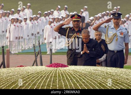 Bildnummer: 58700632 Datum: 14.11.2012 Copyright: imago/Xinhua (121114) -- NEU DELHI, 14. November 2012 (Xinhua) -- der indische Präsident Pranab Mukherjee (Front) würdigt den ersten indischen Premierminister Pandit Jawaharlal Nehru bei einer Gedenkzeremonie zum 123. Geburtstag von Nehru am 14. November 2012 in Shanti Van in Neu-Delhi, der Hauptstadt Indiens. (Xinhua/Partha Sarkar) (syq) INDIEN-NEU DELHI-NEHRU-123. GEBURTSTAG PUBLICATIONxNOTxINxCHN Politik People Todestag Gedenken Trauer xas x0x 2012 quer premiumd 58700632 Datum 14 11 2012 Copyright Imago XINHUA New Delhi 14. November 20 Stockfoto