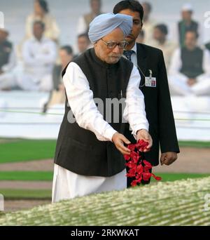 Bildnummer: 58700631 Datum: 14.11.2012 Copyright: imago/Xinhua (121114) -- NEU DELHI, 14. November 2012 (Xinhua) -- der indische Premierminister Manmohan Singh (Front) zollt Pandit Jawaharlal Nehru, dem ersten indischen Premierminister, am 14. November 2012 anlässlich seines 123. Geburtstags in Shanti Van in Neu-Delhi, der Hauptstadt Indiens, eine florale Hommage. (Xinhua/Partha Sarkar) (syq) INDIEN-NEU DELHI-NEHRU-123. GEBURTSTAG PUBLICATIONxNOTxINxCHN Politik People Todestag Gedenken Trauer xas x0x 2012 Quadrat Premiere 58700631 Datum 14 11 2012 Copyright Imago XINHUA New Del Stockfoto