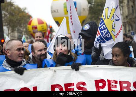 Bildnummer: 58702743  Datum: 14.11.2012  Copyright: imago/Xinhua (121114) -- Paris, Nov. 14 (Xinhua) -- attend a demonstration called by French trade unions, in Paris, France, Nov. 14, 2012. As part of the massive anti-austerity demonstration across Europe, thousands of French took the streets on Wednesday to express their frustation over the austerity. (Xinhua/Etienne Laurent) FRANCE-PARIS-PROTEST-AUSTERITY PUBLICATIONxNOTxINxCHN Politik Demo Protest Sparpolitik xas x0x 2012 quer premiumd      58702743 Date 14 11 2012 Copyright Imago XINHUA  Paris Nov 14 XINHUA attend a Demonstration called b Stock Photo