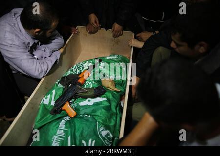 Bildnummer: 58706228  Datum: 15.11.2012  Copyright: imago/Xinhua (121115)-- GAZA, Nov. 15, 2012 (Xinhua) -- Palestinians mourn next to the body of Hamas militant Mohammed al-Hams, 27 years old, during his funeral in Gaza City Nov. 15, 2012. 13 Palestinians were killed in a series of Israeli airstrikes on the Gaza Strip since Wednesday. (Xinhua/Wissam Nassar)(bxq) MIDEAST-GAZA-FUNERAL PUBLICATIONxNOTxINxCHN Gesellschaft Trauerfeier Beerdigung Leiche Opfer Angriff Raketenangriff Nahostkonflikt x0x xst premiumd 2012 quer  Nahost Nahostkonflikt Israel Palästina     58706228 Date 15 11 2012 Copyrig Stock Photo