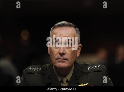 (121115) -- WASHINGTON D.C., 15. November 2012 (Xinhua) -- US Marine General Joseph Dunford bezeugt während seiner Bestätigungsverhandlung vor dem Senate Armed Service Committee auf Capitol Hill in Washington D.C., Hauptstadt der Vereinigten Staaten, 15. November 2012. Dunford wurde zum nächsten Kommandeur der Internationalen Sicherheitsbeistandstruppe und Kommandeur der US-Streitkräfte in Afghanistan ernannt. (Xinhua/Zhang Jun) US-MILITÄR-AFGHAN-DUNFORD-NOMINIERUNG PUBLICATIONxNOTxINxCHN 121115 Washington D C Nov 15 2012 XINHUA US Navy General Joseph Dunford bezeugt während seiner Bestätigungsverhandlung vor Stockfoto