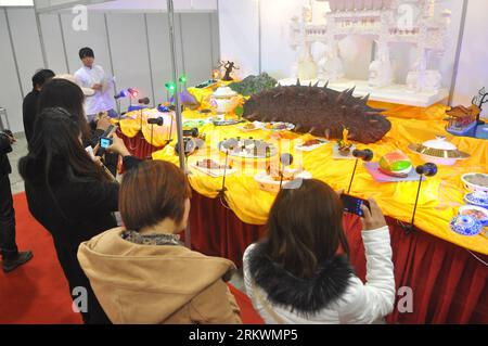 Bildnummer: 58710640  Datum: 16.11.2012  Copyright: imago/Xinhua (121116) -- JINAN, Nov. 16, 2012 (Xinhua) -- take pictures of a sea cucumber model at the 6th China International Food, Wine & Spirit Exhibition in Jinan, capital of east China s Shandong Province, Nov. 16, 2012. The three-day Exhibition kicked off on Friday in Jinan. (Xinhua/Zhu Jinming) (wjq) CHINA-SHANDONG-JINAN-FOOD WINE & SPIRIT EXHIBITION (CN) PUBLICATIONxNOTxINxCHN Kultur Kunst Kochkunst kochen xas x0x 2012 quer      58710640 Date 16 11 2012 Copyright Imago XINHUA  Jinan Nov 16 2012 XINHUA Take Pictures of a Sea Cucumber M Stock Photo