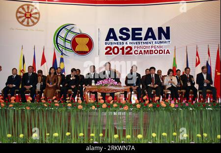 Bildnummer: 58712532 Datum: 17.11.2012 Copyright: imago/Xinhua (121117) -- PHNOM PENH, 17. November 2012 (Xinhua) -- kambodschanischer Premierminister Hun Sen (C, Front) nimmt an der Eröffnungszeremonie des 10. Geschäfts- und Investitionsgipfels der Vereinigung Südostasiatischer Nationen (ASEAN) 2012 in Phnom Penh, Kambodscha, 17. November 2012, Teil. Mehr als 800 Regierungsvertreter, Führungskräfte aus der Wirtschaft, Vertreter internationaler Institutionen und Wissenschaftler der ASEAN kamen am Samstag hier zusammen, um über Möglichkeiten zur Erweiterung der Geschäfts- und Investitionsmöglichkeiten im zehn-Nationen-Block zu diskutieren. (Xinhua/Sovannara) KAMBODSCHA-PHNOM Stockfoto