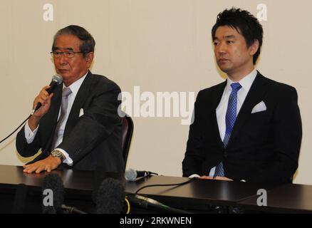 Bildnummer: 58713239  Datum: 17.11.2012  Copyright: imago/Xinhua (121117) -- OSAKA, Nov. 17, 2012 (Xinhua) -- Former Tokyo governor Shintaro Ishihara (L) and Osaka Mayor Toru Hashimoto attend a press conference in Osaka, Japan, on Nov. 17, 2012. Osaka Mayor Toru Hashimoto, also chief of the Nippon Ishin no Kai (Japan Restoration Party) and former Tokyo governor Shintaro Ishihara, who formed the Sunshine Party earlier this week, announced Saturday in Osaka they have finally agreed to merge their parties ahead of next month s lower house election, with Ishihara as the new leader of the Nippon Is Stock Photo