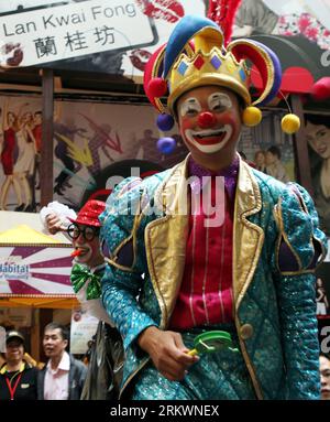 Bildnummer: 58713784  Datum: 17.11.2012  Copyright: imago/Xinhua (121117) -- HONG KONG, Nov. 17, 2012 (Xinhua) -- A clown performs during the 11th Lan Kwai Fong Carnival in Hong Kong, south China, Nov. 17, 2012. The carnival kicked off at Lan Kwai Fong area of Hong Kong on Saturday. (Xinhua/Tang Chen) (lx) CHINA-HONG KONG-LAN KWAI FONG-CARNIVAL (CN) PUBLICATIONxNOTxINxCHN Kultur Karneval xas x0x 2012 hoch      58713784 Date 17 11 2012 Copyright Imago XINHUA  Hong Kong Nov 17 2012 XINHUA a Clown performs during The 11th Lan Kwai Fong Carnival in Hong Kong South China Nov 17 2012 The Carnival ki Stock Photo