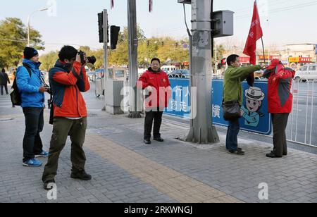 Bildnummer: 58714079  Datum: 14.11.2012  Copyright: imago/Xinhua Members from a volunteer camera team named Panda Shooting Team take photo for senior citizens in Beijing, capital of China, Nov. 14, 2012. Founded in June of 2011, the Panda Shooting Team is a nongovernmental photography organization consisting of over 200 volunteers from various industries. Inspired by the experience of photographing in gerocomium last year, the team initiated a project of taking photos for 10,000 senior citizens and sending the pictures back to them for free. It has photographed over 7,000 old men in Beijing so Stock Photo