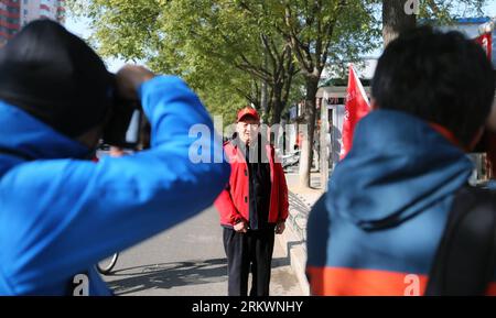 Bildnummer: 58714076  Datum: 14.11.2012  Copyright: imago/Xinhua Members from a volunteer camera team named Panda Shooting Team take photo for an old man in Beijing, capital of China, Nov. 14, 2012. Founded in June of 2011, the Panda Shooting Team is a nongovernmental photography organization consisting of over 200 volunteers from various industries. Inspired by the experience of photographing in gerocomium last year, the team initiated a project of taking photos for 10,000 senior citizens and sending the pictures back to them for free. It has photographed over 7,000 old men in Beijing so far. Stock Photo