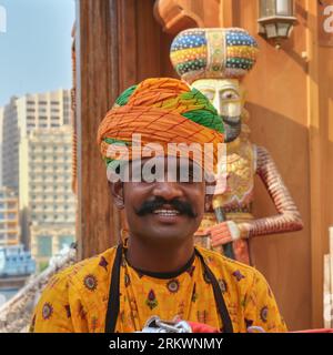 Porträt eines erwachsenen indischen Mannes in farbenfroher Volkskleidung und Turban. Rajasthan männlich mit Turban und ethnischen Outfits Stockfoto