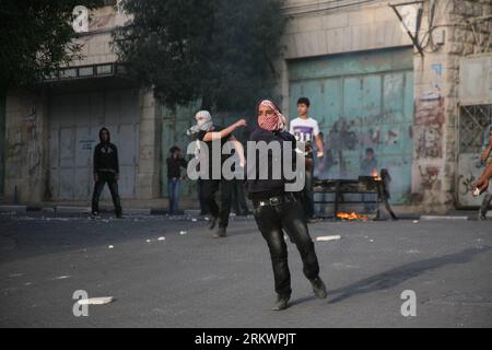 Bildnummer: 58719105 Datum: 18.11.2012 Copyright: imago/Xinhua (121119) -- HEBRON, 19. November 2012 (Xinhua) -- palästinensische Demonstranten schleudern Steine auf israelische Soldaten während der Zusammenstöße in der Westjordanland-Stadt Hebron, am 18. November 2012, aus Solidaritätsprotest gegen die israelischen Luftangriffe auf den Gazastreifen. (Xinhua/Mamoun Wazwaz) (lyx) MIDEAST-HEBRON-CLASHES PUBLICATIONxNOTxINxCHN Gesellschaft Nahost Konflikt Nahostkonflikt Gazastreifen Palästina Premiere x0x xmb 2012 quer 58719105 Datum 18 11 2012 Copyright Imago XINHUA Hebron 19. November 2012 XINHUA PALÄSTINENSISCHE Demonstranten schleudern Steine AUF israelische Soldi Stockfoto