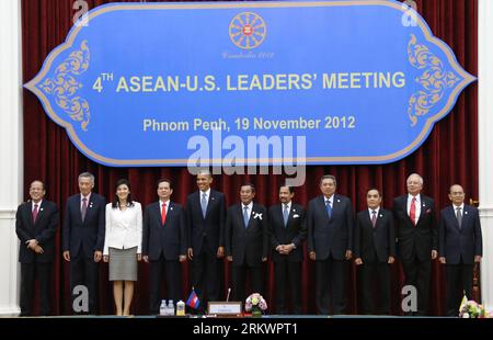 Bildnummer: 58720189 Datum: 19.11.2012 Copyright: imago/Xinhua (121119) -- PHNOM PENH, 19. November 2012 (Xinhua) -- der neu gewählte US-Präsident Barack Obama (5. L) posiert während der 4. ASEAN-USA für Fotos mit ASEAN-Führern Treffen der Staats- und Regierungschefs in Phnom Penh, Kambodscha, 19. November 2012. Der neu gewählte US-Präsident Barack Obama kam am Montagnachmittag hierher, um an der 4. ASEAN-US teilzunehmen Gipfeltreffen der Staats- und Regierungschefs und 7. Ostasiengipfel. (Xinhua/Li PENG) KAMBODSCHA-PHNOM PENH-ASEAN-US-MEETING PUBLICATIONxNOTxINxCHN People Politik Konferenz Gipfel Wirtschaft x0x xac Premiere 2012 quer 58720189 D Stockfoto