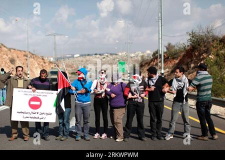 Bildnummer: 58721026 Datum: 19.11.2012 Copyright: imago/Xinhua (121119) -- RAMALLAH, 19. November 2012 (Xinhua) -- palästinensische Demonstranten stoßen am 19. November 2012 nach einem Protest zur Unterstützung des Gazastreifens mit israelischen Truppen in der Nähe der Westbank-Stadt Ramallah zusammen. (Xinhua/Fadi Arouri) MIDEAST-RAMALLAH-PALESTINIANS-ISRAEL-CLASHES PUBLICATIONxNOTxINxCHN Gesellschaft Protest Demo Strassensperre Nahost Nahostkonflikt Konflikt Gazastreifen Premiere x0x xac 2012 quer 58721026 Datum 19 11 2012 Copyright Imago XINHUA Ramallah 19. November 2012 XINHUA PALÄSTINENSISCHE Demonstranten treffen mit israelischen Truppen in der Nähe des zusammen Stockfoto