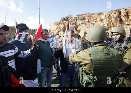 Bildnummer: 58721027 Datum: 19.11.2012 Copyright: imago/Xinhua (121119) -- RAMALLAH, 19. November 2012 (Xinhua) -- palästinensische Demonstranten stoßen am 19. November 2012 nach einem Protest zur Unterstützung des Gazastreifens mit israelischen Truppen in der Nähe der Westbank-Stadt Ramallah zusammen. (Xinhua/Fadi Arouri) MIDEAST-RAMALLAH-PALESTINIANS-ISRAEL-CLASHES PUBLICATIONxNOTxINxCHN Gesellschaft Protest Demo Strassensperre Nahost Nahostkonflikt Konflikt Gazastreifen Premiere x0x xac 2012 quer 58721027 Datum 19 11 2012 Copyright Imago XINHUA Ramallah 19. November 2012 XINHUA PALÄSTINENSISCHE Demonstranten treffen mit israelischen Truppen in der Nähe des zusammen Stockfoto