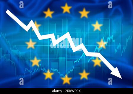 Rückläufige Wirtschaftsleistung des Euro-Währungsgebiets. Pfeil nach unten und Euro-Symbol auf der Flagge der Europäischen Union. Wirtschaftskrise, Wirtschaftsrezession Stockfoto