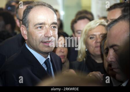 Bildnummer: 58721091  Datum: 19.11.2012  Copyright: imago/Xinhua (20121119) Former and newly elected President of right wing party jean-Francois Cope encounters his militants outside of the headquarter in Paris, France, 19 November, 2012. The new president wins by a little difference with 50,03% on his rival Former Prime Minister Francois Fillon. FRANCE-PARIS-UMP-PARTY PRESIDENT ELECTION PUBLICATIONxNOTxINxCHN Politik People Wahl Parteivorsitz Porträt premiumd x0x xac 2012 quer      58721091 Date 19 11 2012 Copyright Imago XINHUA  Former and newly Elected President of Right Wing Party Jean Fra Stock Photo