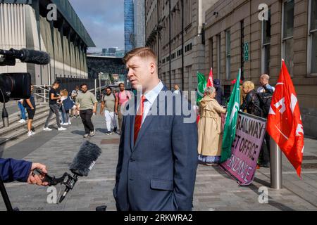 London, Großbritannien. 26. August 2023. Eddie Dempsey, Senior Assistant General Secretary, an der Picketlinie vor der Paddington Station. 14 Zugbegleiter streiken heute landesweit. Quelle: Mark Thomas/Alamy Live News Stockfoto