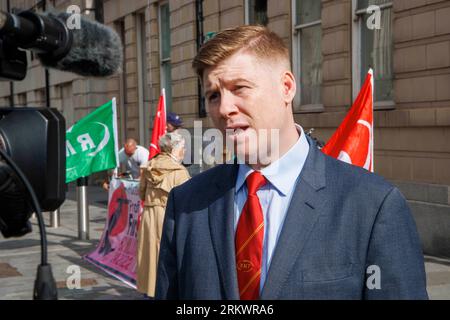 London, Großbritannien. 26. August 2023. Eddie Dempsey, Senior Assistant General Secretary, an der Picketlinie vor der Paddington Station. 14 Zugbegleiter streiken heute landesweit. Quelle: Mark Thomas/Alamy Live News Stockfoto